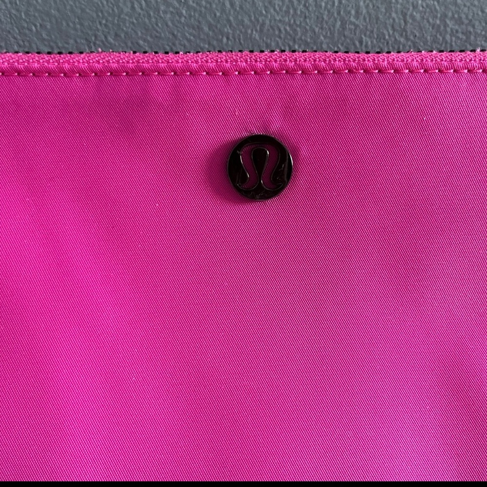 Lululemon Now & Always Pink Sonic/Black Wristlet Wallet Clutch Keychain - Picture 2 of 11